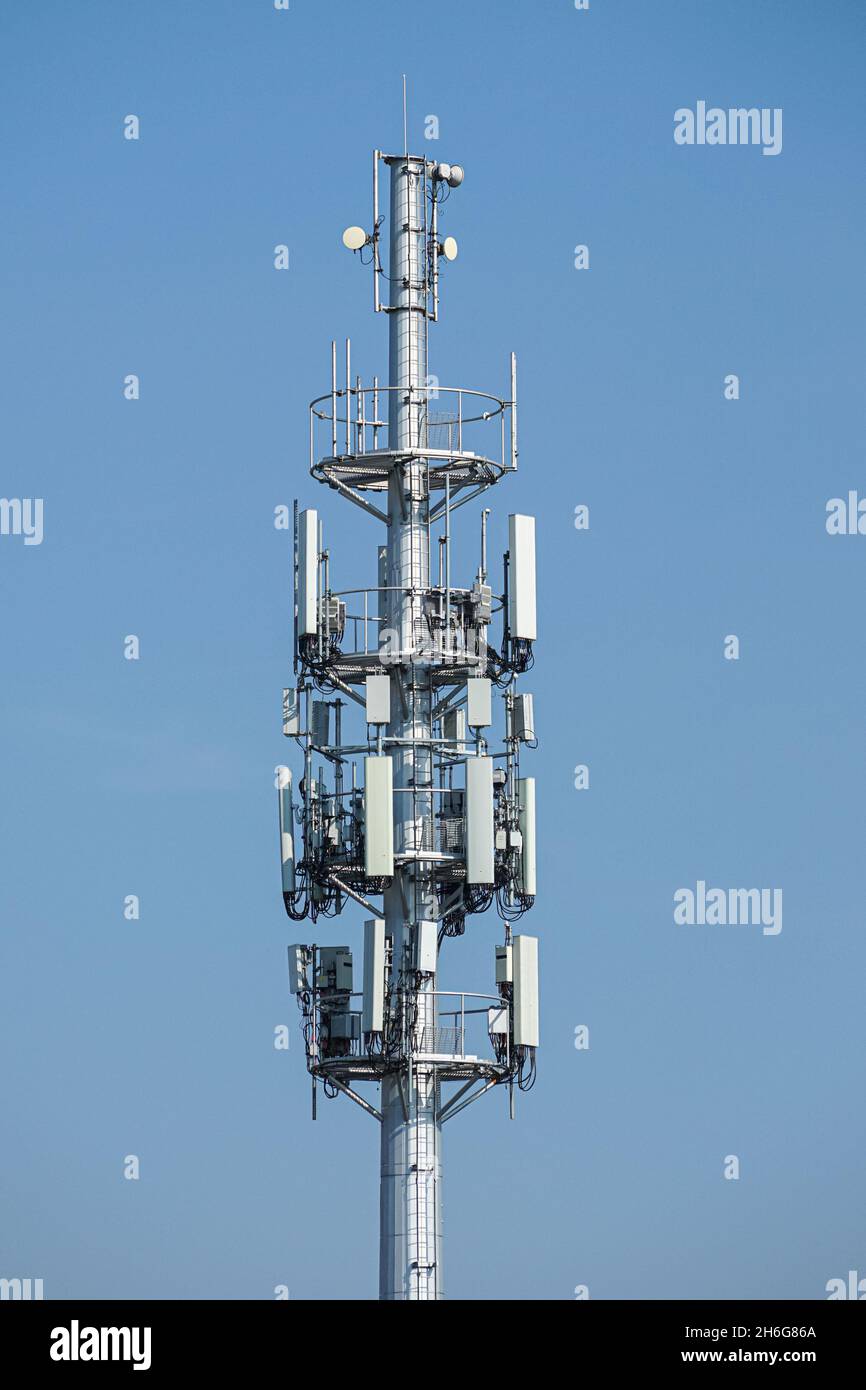 Handy, Handy-Telekommunikationsturm mit Antennen am blauen Himmel Stockfoto