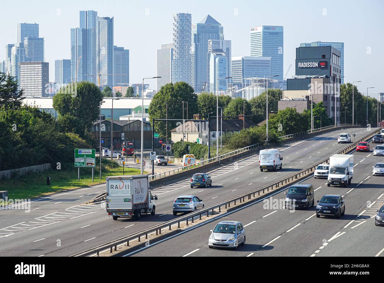 Verkehr auf einer 102 Blackwall Tunnel südlichen Ansatz mit Canary Wharf Wolkenkratzer im Hintergrund, London England United Kingdom UK Stockfoto