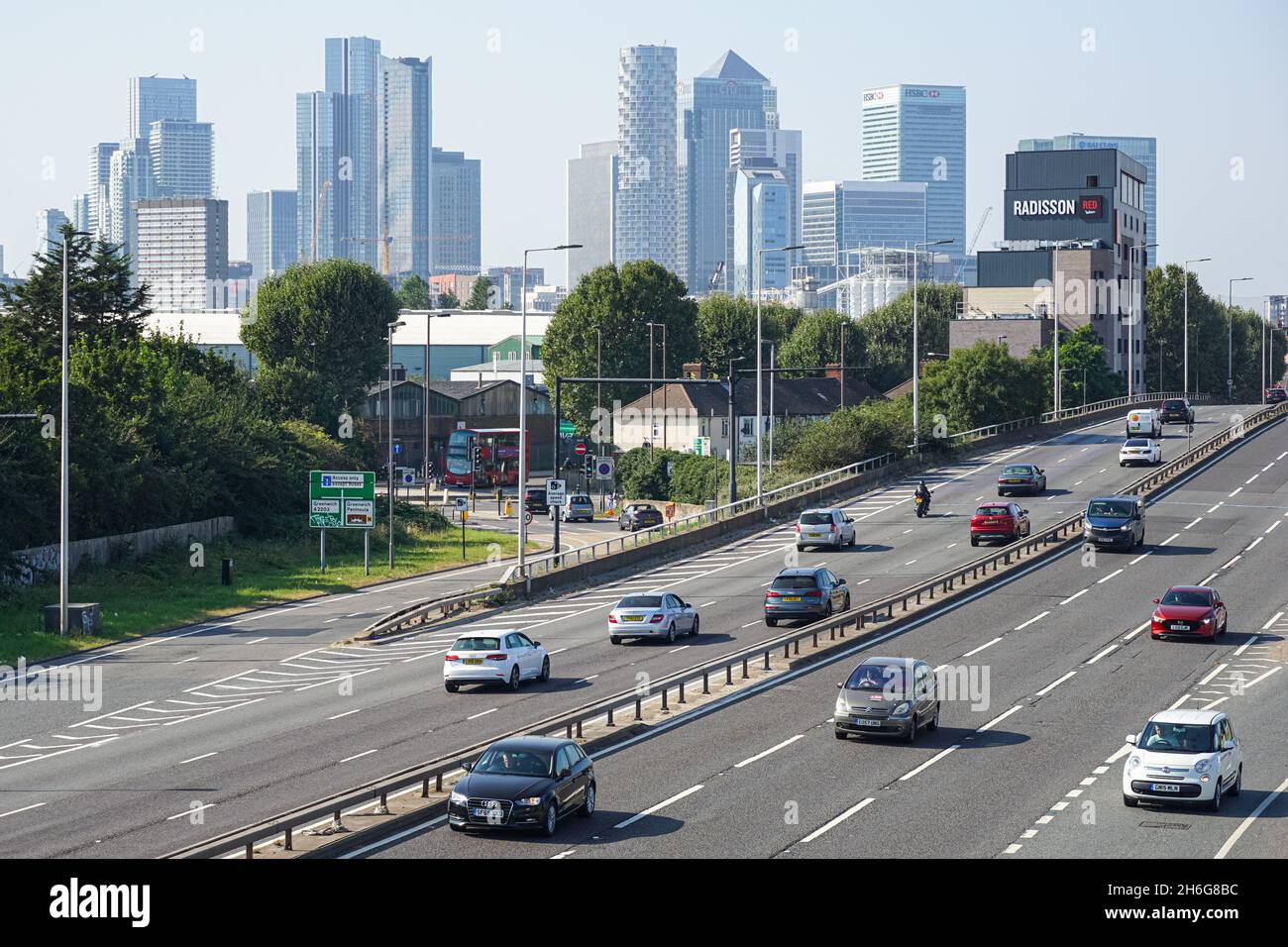 Verkehr auf einer 102 Blackwall Tunnel südlichen Ansatz mit Canary Wharf Wolkenkratzer im Hintergrund, London England United Kingdom UK Stockfoto