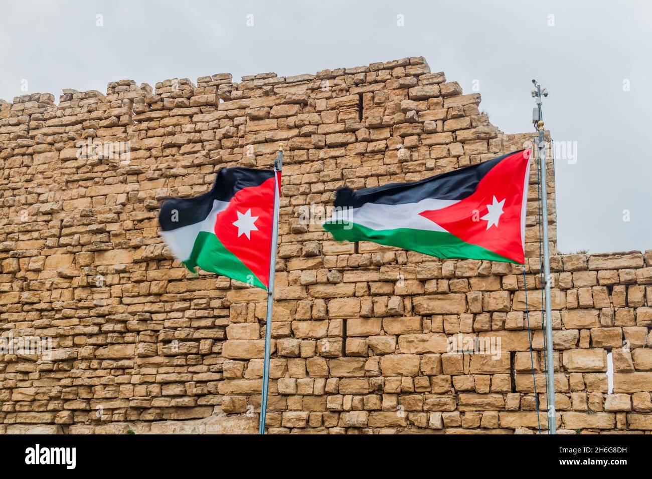 Flaggen Jordaniens auf den Ruinen der Burg Karak, Jordanien Stockfoto