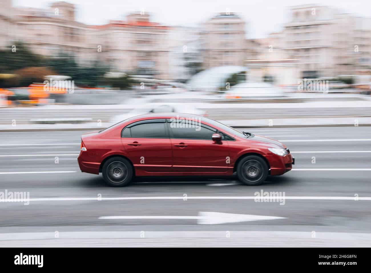 Ukraine, Kiew - 2. Juni 2021: Roter Honda Civic fährt auf der Straße. Redaktionell Stockfoto
