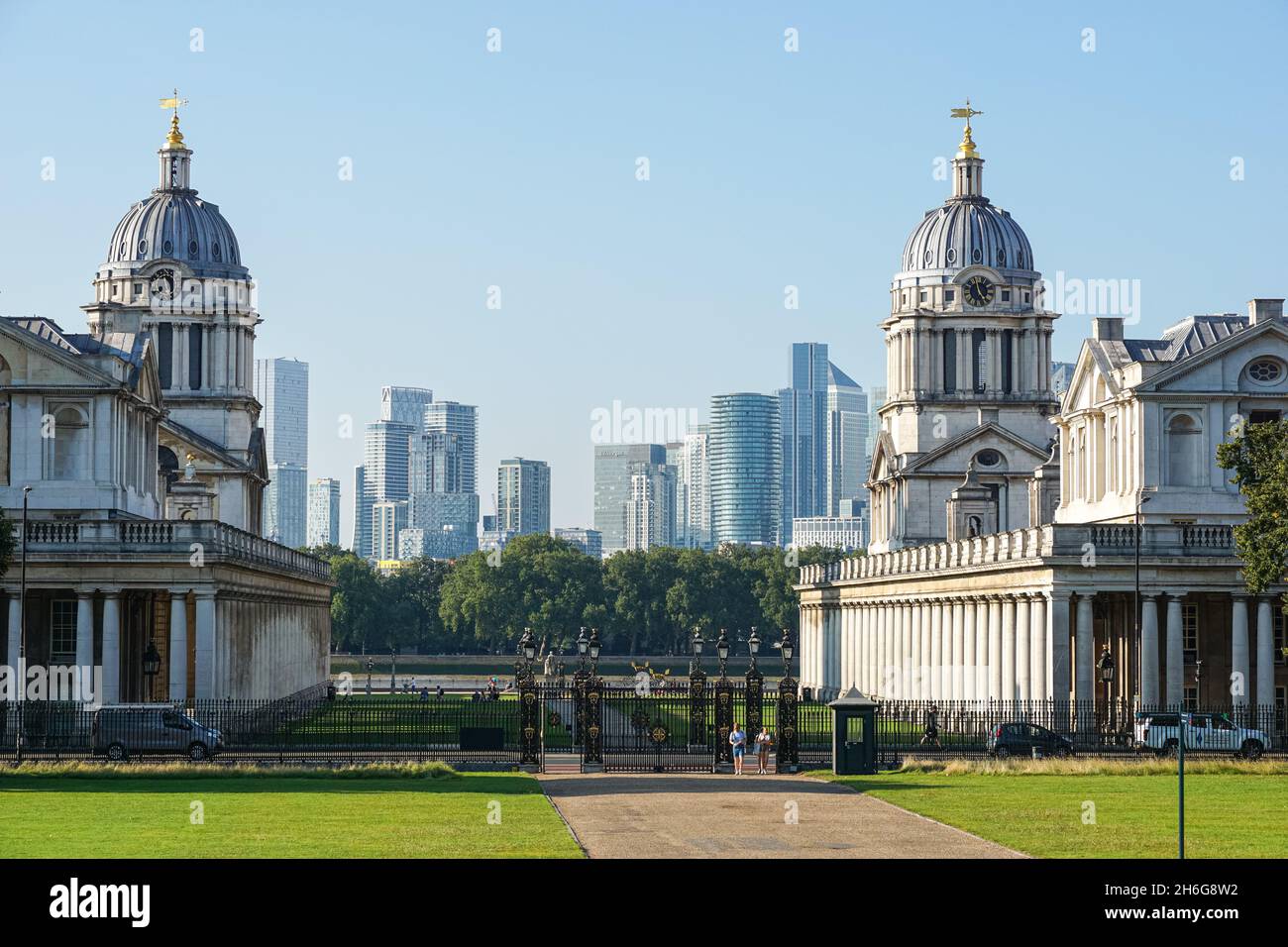University of Greenwich, Old Royal Naval College mit Canary Wharf Wolkenkratzern im Hintergrund, London England Großbritannien Stockfoto
