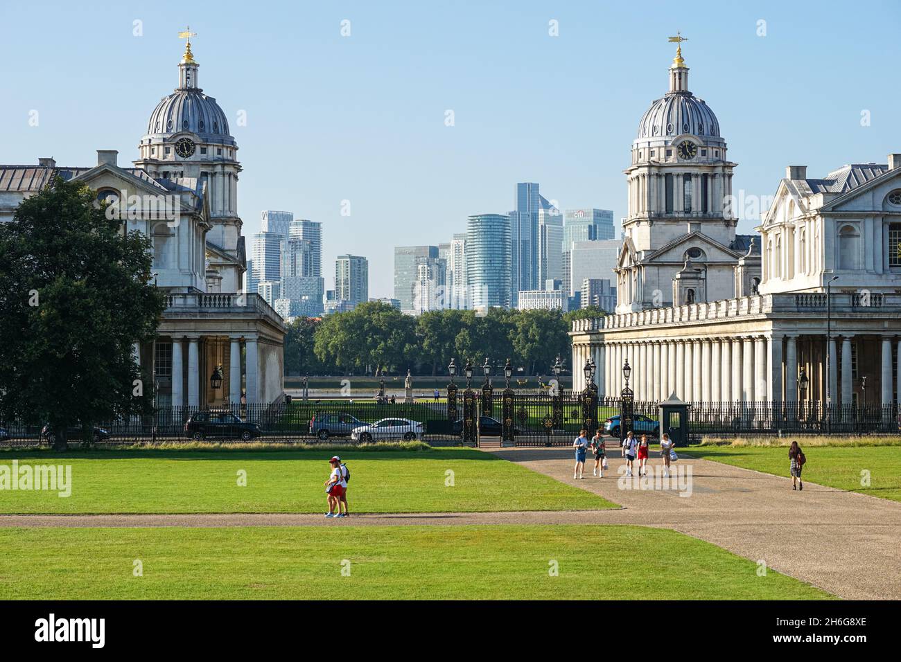 University of Greenwich, Old Royal Naval College mit Canary Wharf Wolkenkratzern im Hintergrund, London England Großbritannien Stockfoto