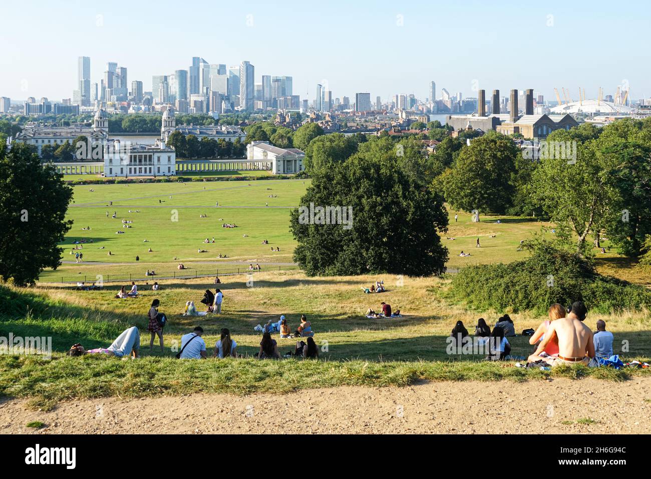 Junge Menschen genießen einen sonnigen Tag im Greenwich Park in London, England, Großbritannien Stockfoto