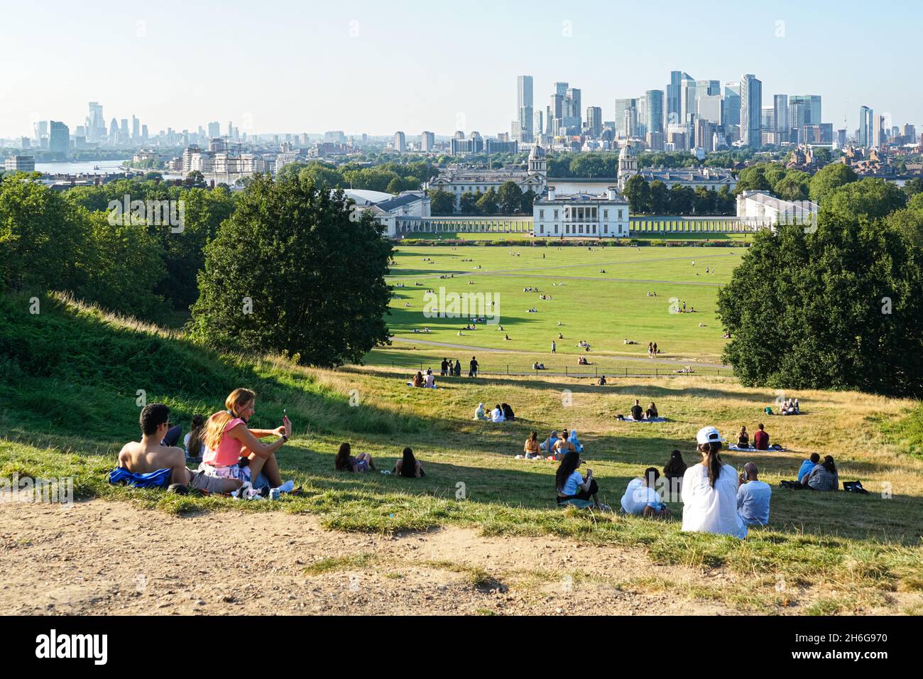 Junge Menschen genießen einen sonnigen Tag im Greenwich Park in London, England, Großbritannien Stockfoto