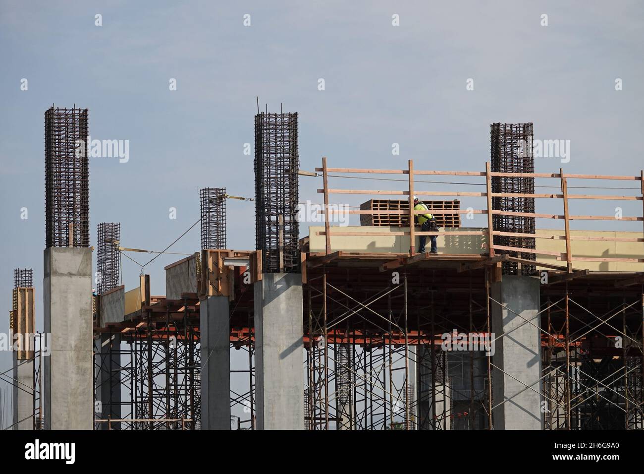 Während des Tages wird eine neue Baustelle mit Balken, Beton, Holz, Gerüsten, Und Holz. Stockfoto