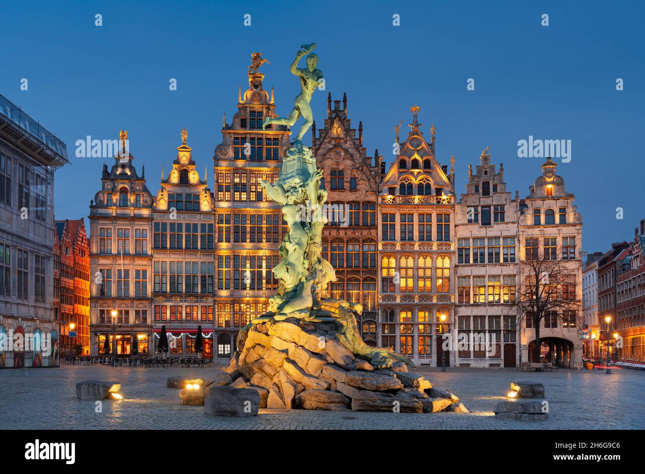 Grote Markt von Antwerpen, Belgien bei Dämmerung. Stockfoto