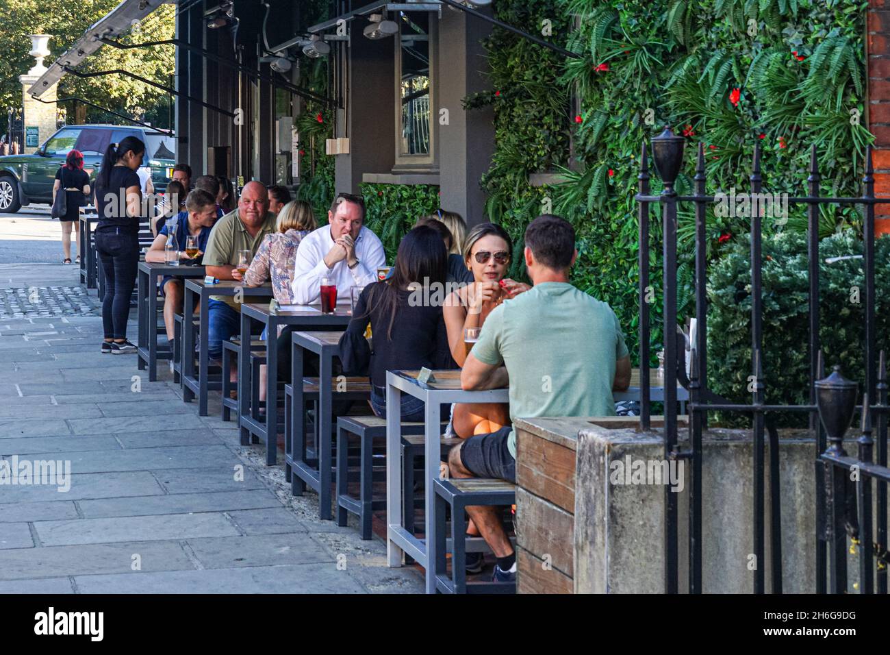 Menschen, die vor dem Greenwich Tavern Pub in Greenwich, London sitzen England Vereinigtes Königreich Großbritannien Stockfoto