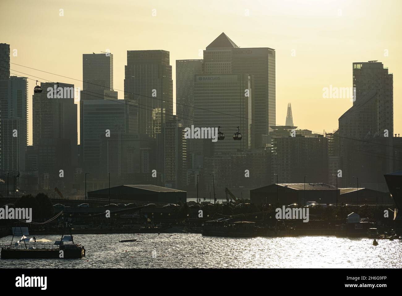 Silhouette von Canary Wharf Wolkenkratzern bei Sonnenuntergang, London, England, Großbritannien, Großbritannien Stockfoto