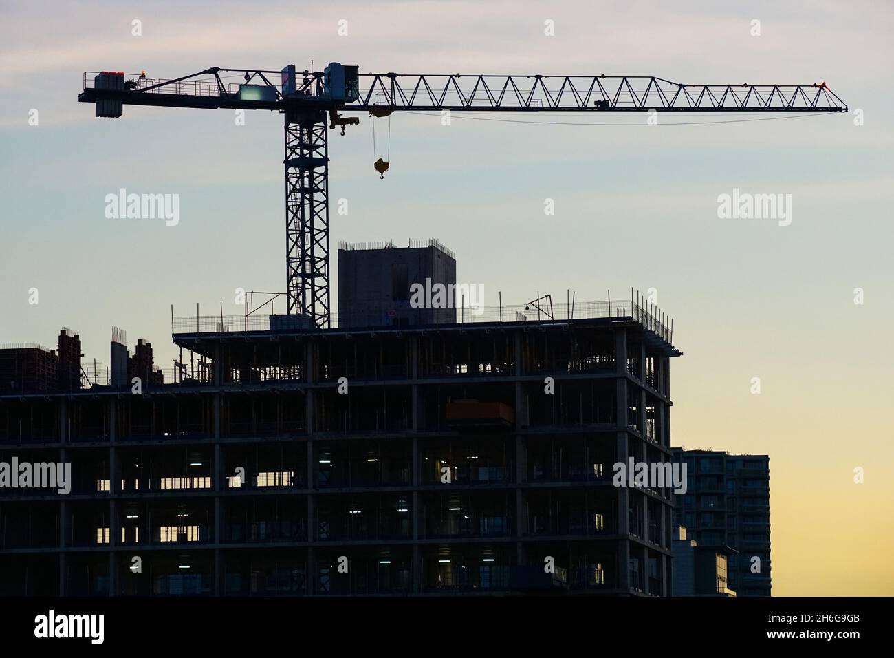 Baustelle eines Wohngebäudes bei Sonnenuntergang, London England Vereinigtes Königreich Großbritannien Stockfoto