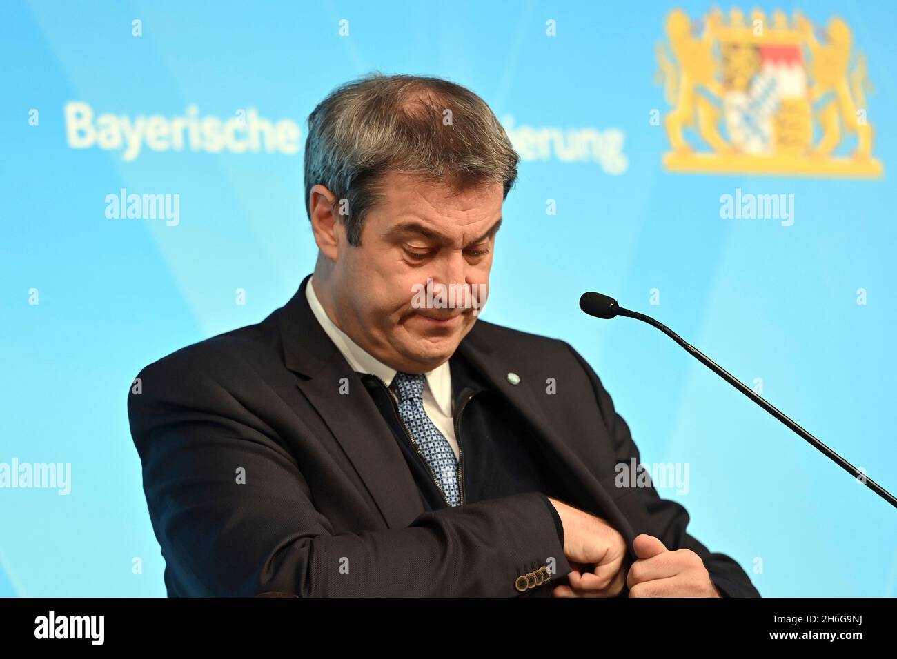 Markus SOEDER (Ministerpräsident Bayern und CSU-Vorsitzender), deprimiert, skeptisch, Einzelbild, getrimmt Einzelmotiv, Portrait, Portrait, Portrait. Pressekonferenz der Bayerischen Staatsregierung am 15. November 2021 im Prinz Carl Palais in München. Stockfoto