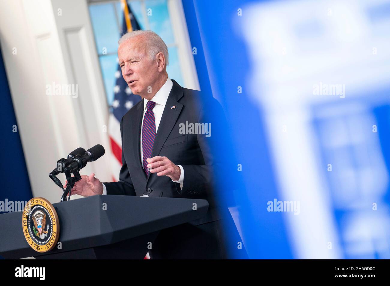 US-Präsident Joe Biden hält am Montag, den 15. November 2021, im South Court Auditorium des Eisenhower Executive Office Building in der Nähe des Weißen Hauses in Washington, DC, eine Rede während eines virtuellen Tribal Nations Summit im Rahmen des nationalen Native American Heritage Month. Quelle: Sarah Silbiger/Pool via CNP /MediaPunch Stockfoto