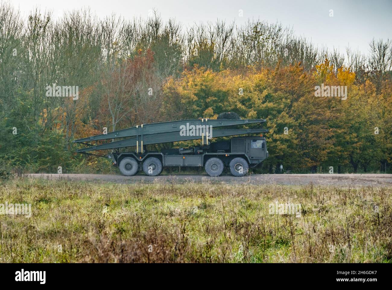 Britische Armee Alvis unipower 8x8 Panzerbrücke Transporter in Aktion auf einer militärischen Übung, Salisbury Plain, Großbritannien Stockfoto