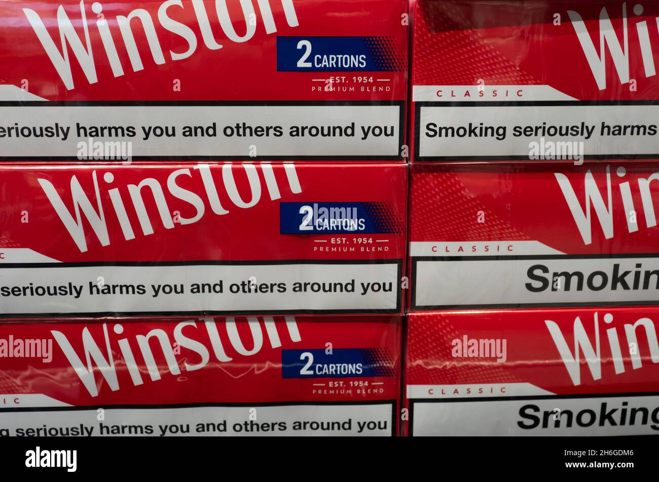 Packungen mit Winston-Zigaretten, die im Regal eines Duty Free-Ladens am internationalen Flughafen Boryspil zu sehen sind. Stockfoto