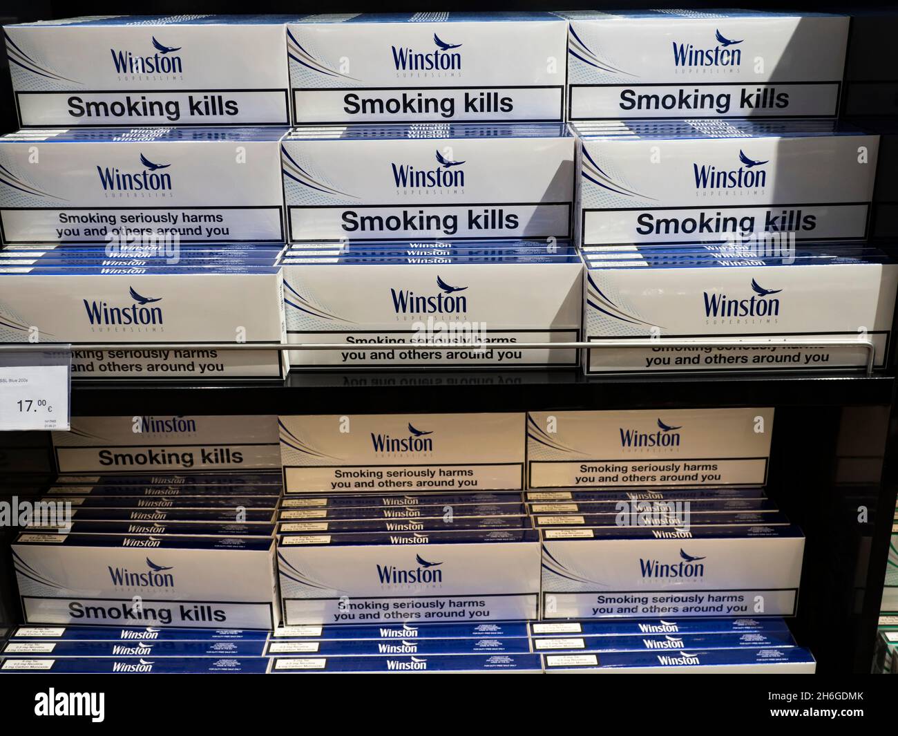 Packungen mit Winston-Zigaretten, die im Regal eines Duty Free-Ladens am internationalen Flughafen Boryspil zu sehen sind. Stockfoto