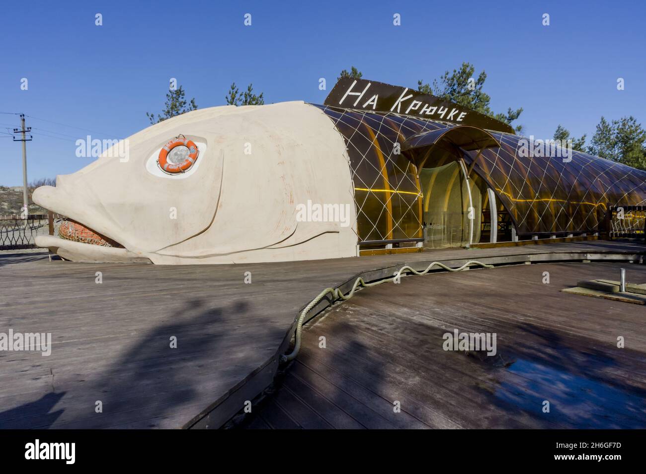 Morskoje Dorf, Kaliningrad Gebiet, Kurische Nehrung, Russland, Februar 24, 2020. Cafe On Hook. Ein stilisiertes Café in Form eines Fisches. Fischrestaurant. Stockfoto