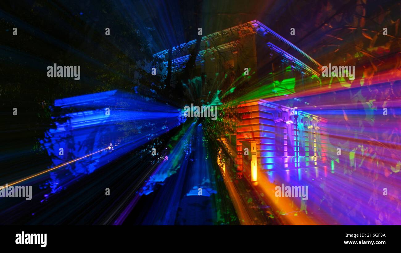 Bunt beleuchtetes Haus mit abstrakten Lichtern Stockfoto
