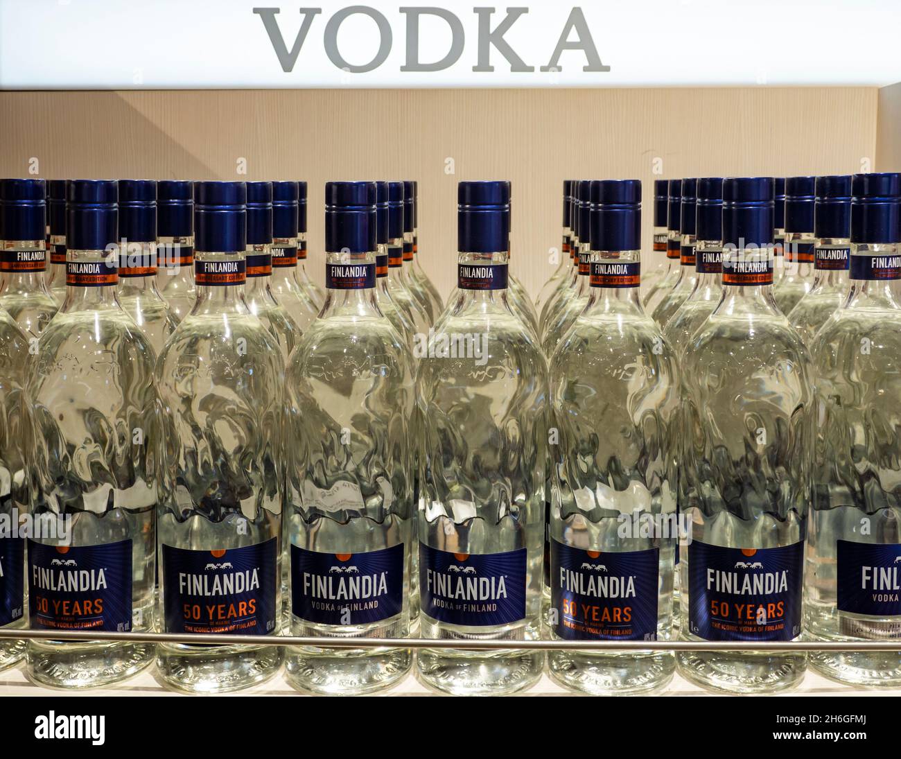 Kiew, Ukraine. November 2021. Finlandia Vodka im Regal eines Duty Free-Shops am internationalen Flughafen Boryspil zu sehen. (Bild: © Igor Golovniov/SOPA Images via ZUMA Press Wire) Stockfoto