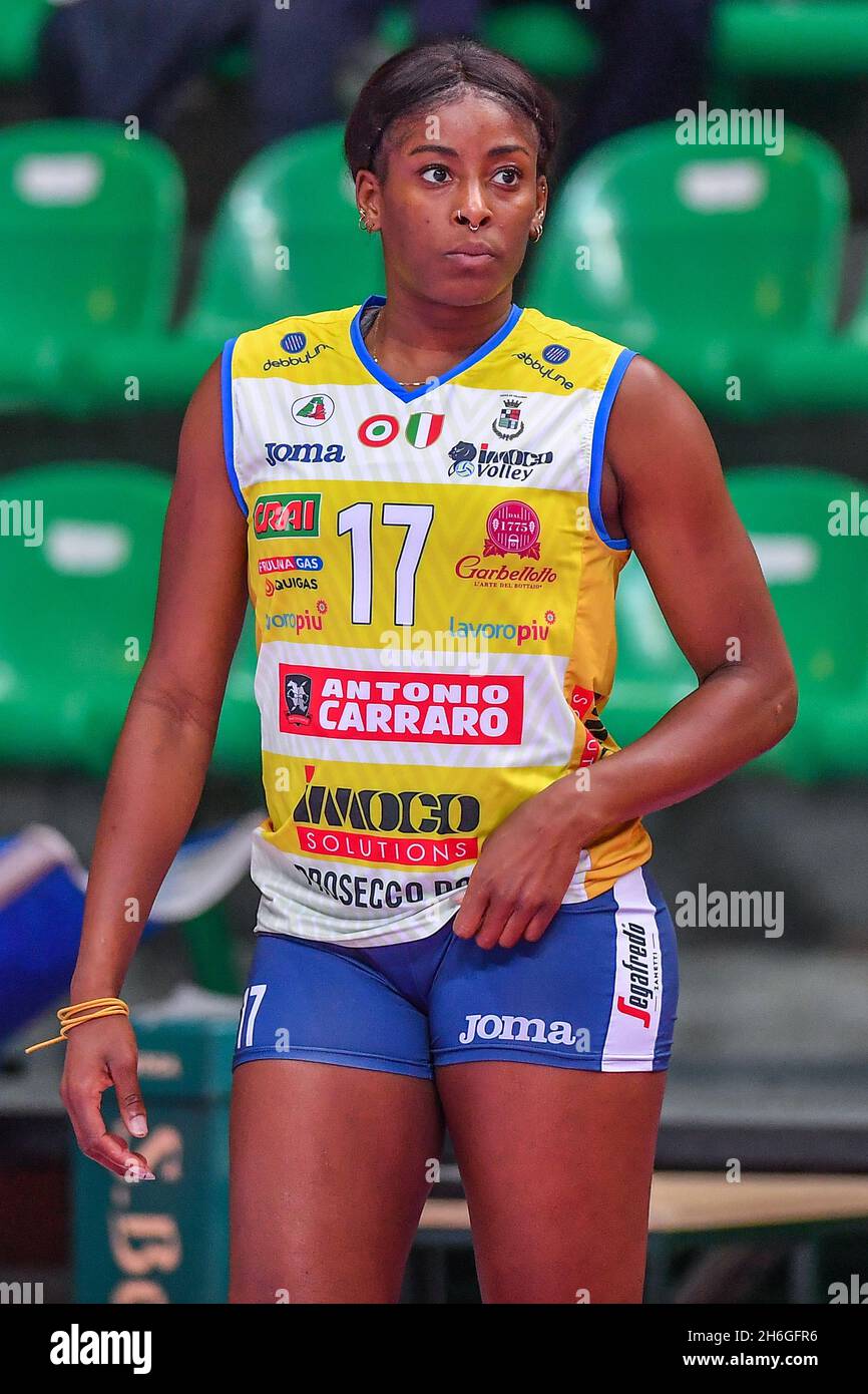 Cuneo, Italien. November 2021. Miriam Sylla (Imoco Conegliano) während der Bosca S.Bernardo Cuneo gegen Imoco Volley Conegliano, Volleyball Italienische Serie A1 Frauenspiel in Cuneo, Italien, November 14 2021 Quelle: Independent Photo Agency/Alamy Live News Stockfoto