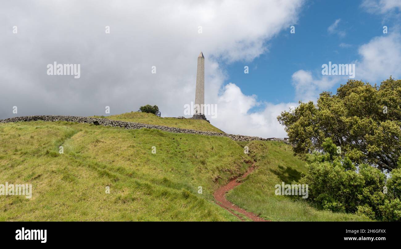 Obelisk auf einem Baumhügel in Auckland, Neuseeland Stockfoto