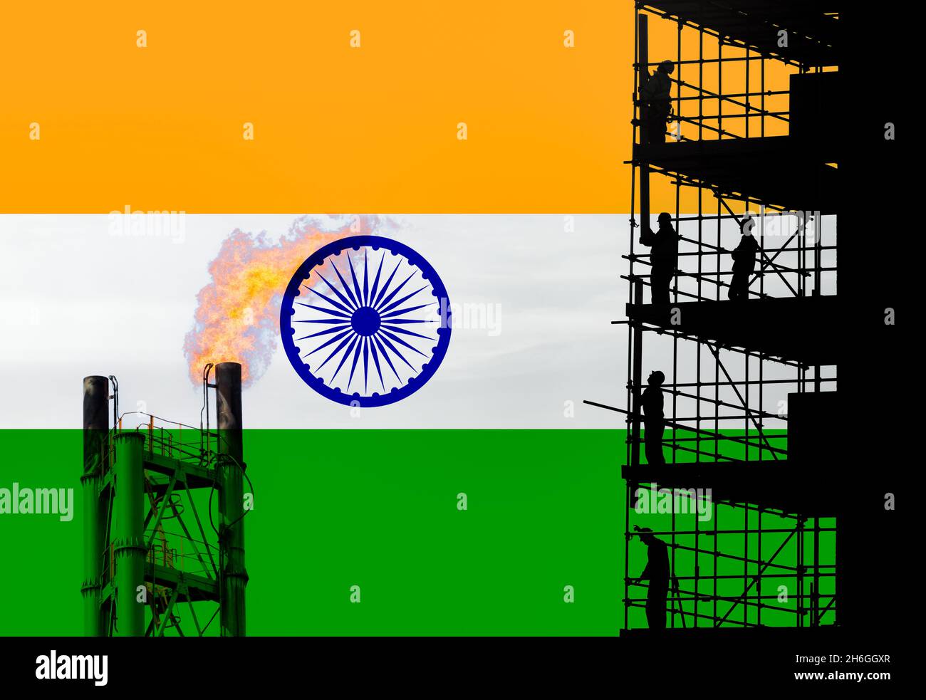 Flagge Indiens mit Gasflackern und Baustelle für Chemieanlagen. Klimawandel, CO2-Emissionen, Netto-Null-Emissionen 2070, globale Erwärmung... Stockfoto