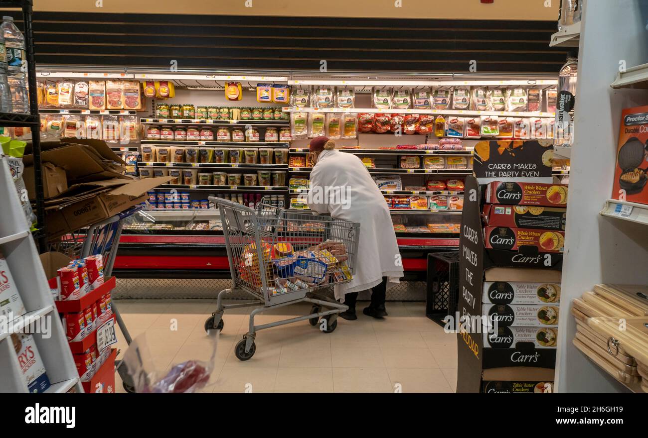 Am Dienstag, den 2 2021. November, führt ein Arbeiter in der Fleischabteilung eines Supermarkts in New York Aufschnitt und andere Produkte ein. (© Richard B. Levine) Stockfoto