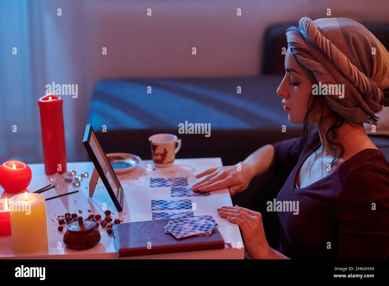 Frau beim Lesen einer Karte vor einem Foto Stockfoto