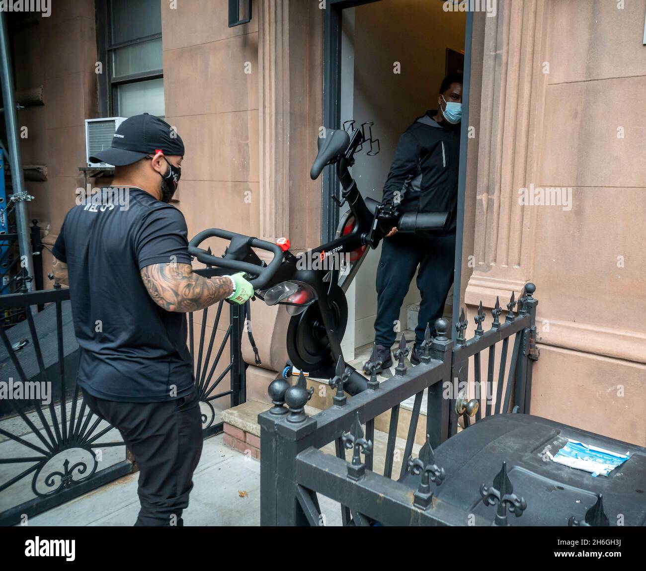 Am Freitag, den 29. Oktober 2021, liefern Arbeiter einem Kunden im vierten Stock in einem begehbaren Mehrfamilienhaus Chelsea in New York ein Übungsfahrrad für das Hauptfeld. (© Richard B. Levine) Stockfoto