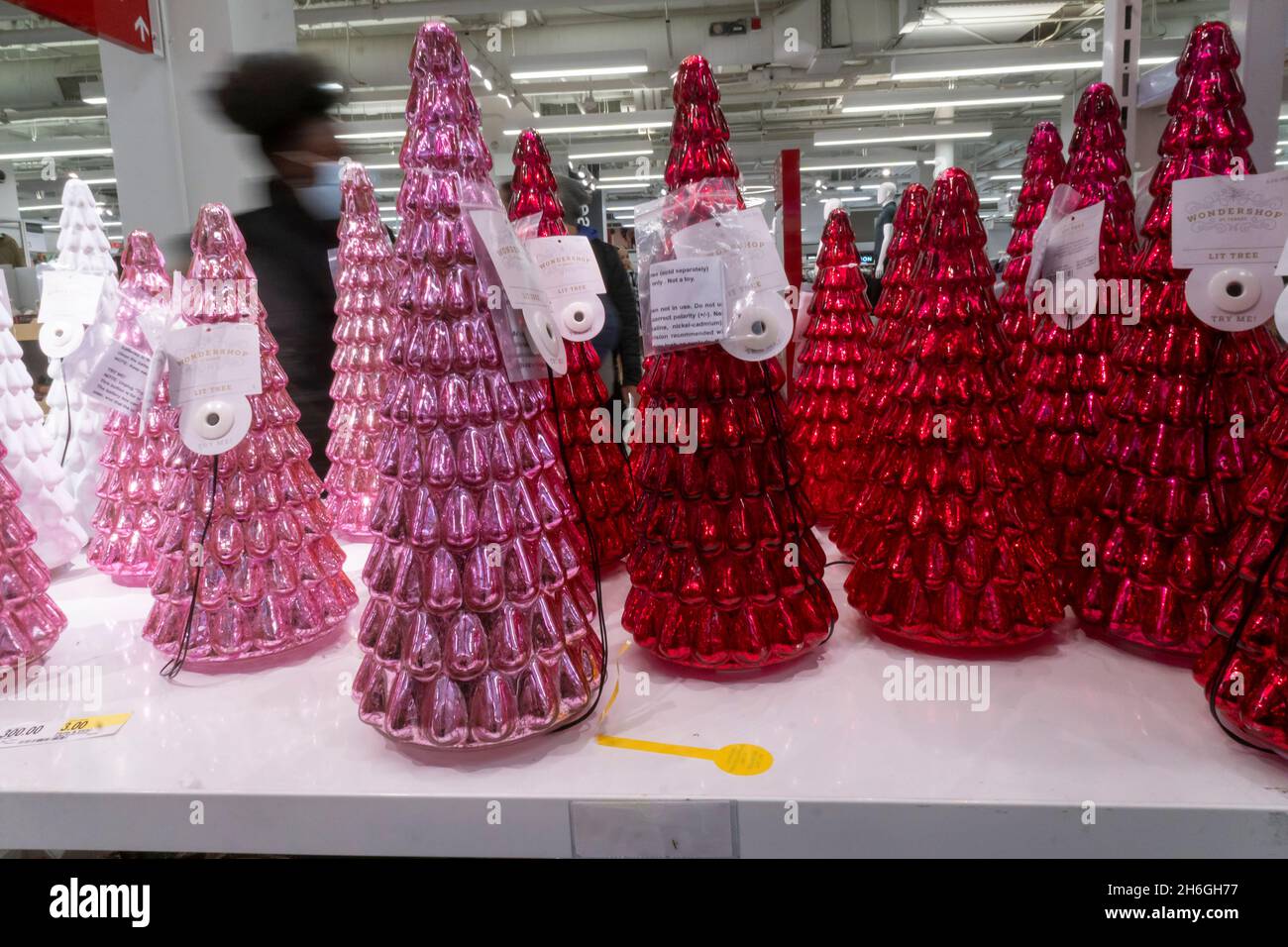 Tchotchkes in der Weihnachtspräsentanzeige im Target Store am Herald Square in New York am Samstag, den 6. November 2021. (© Richard B. Levine) Stockfoto