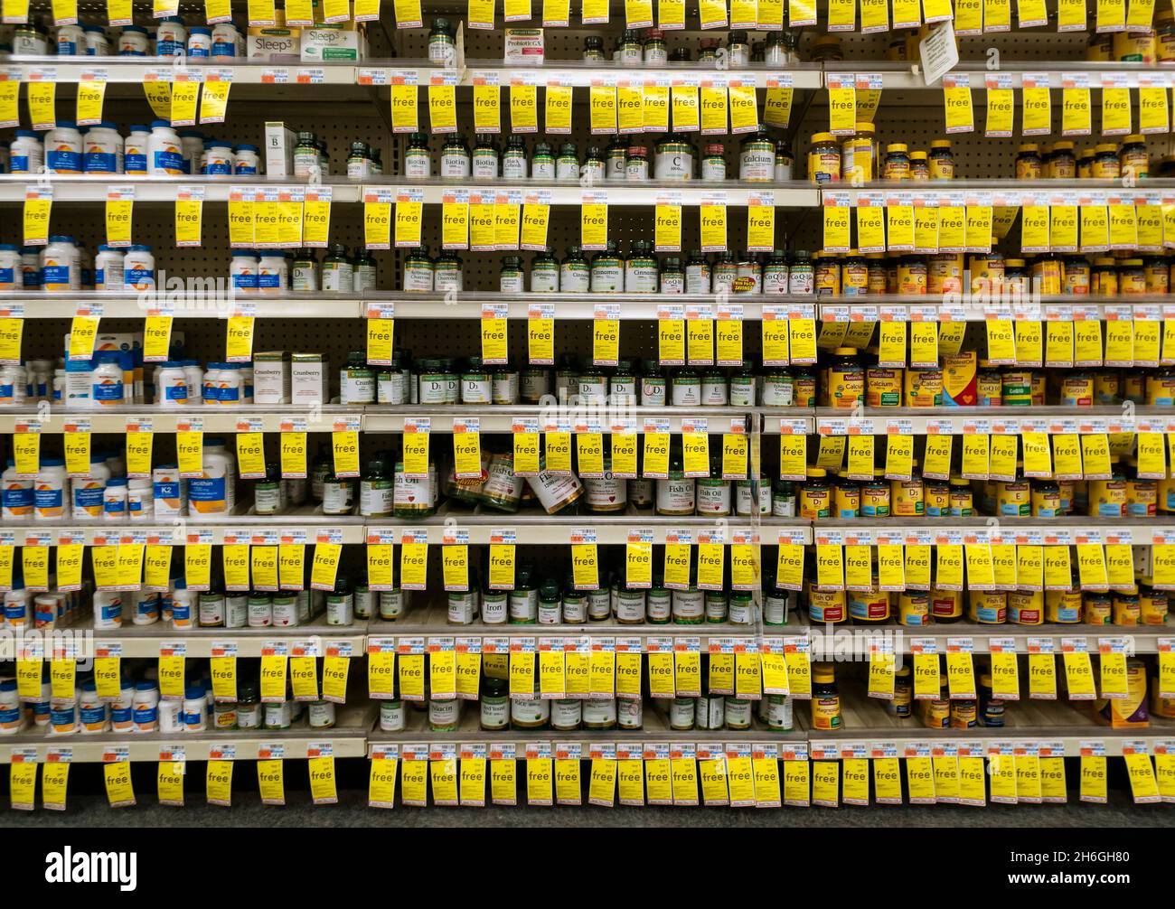 Eine Auswahl an Vitaminen in den Regalen einer CVS Health Drogerie in New York während eines BOGO-Verkaufs am Freitag, den 5. November (© Richard B. Levine) Stockfoto