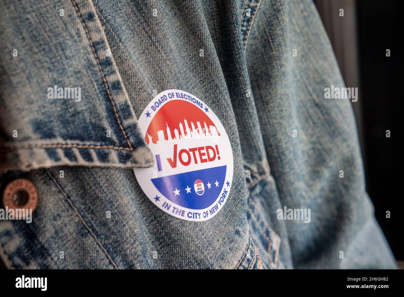 Eine Wählerin trägt am Wahltag in New York am Dienstag, dem 2. November 2021, ihren Sticker „Ich habe gestimmt“. (© Richard B. Levine) Stockfoto