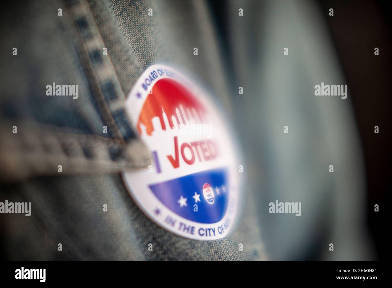 Eine Wählerin trägt am Wahltag in New York am Dienstag, dem 2. November 2021, ihren Sticker „Ich habe gestimmt“. (© Richard B. Levine) Stockfoto