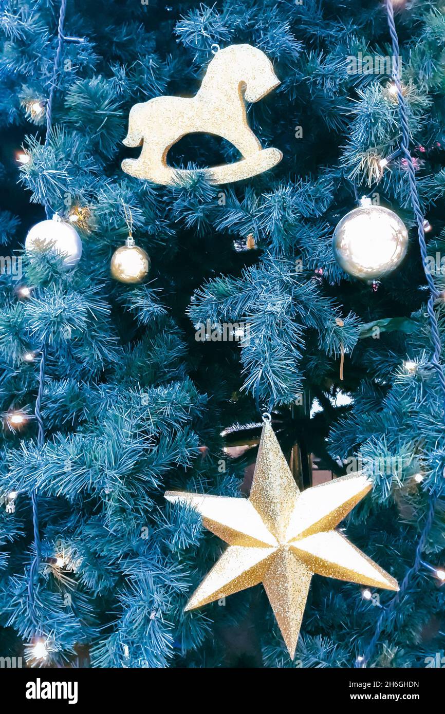 Weihnachtsdekoration. Goldene umweltfreundliche Einrichtung auf einem künstlichen Weihnachtsbaum. Stockfoto