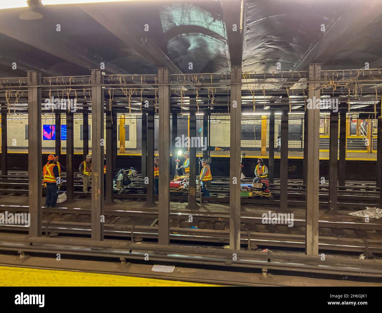 MTA-Mitarbeiter in der U-Bahn-Station West 23rd Street, die am Sonntag, 7. November 2021, Wochenend-Arbeiten auf dem Gleisbett durchführen Stockfoto