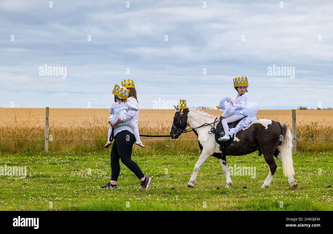 Sommerpferdeschau: Ein Kind, das eine Krone auf einem Pony trägt, bei einem Wettbewerb für ausgefallene Kleider, East Lothian, Schottland, Großbritannien Stockfoto