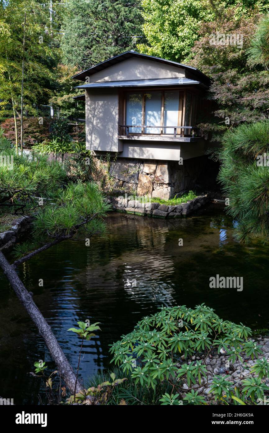 Koyama Garden liegt neben Toshimaen und hat einen japanischen Garten, der um einen Teich herum angelegt ist. Die Gartengestaltung nutzt den Höhenunterschied von Stockfoto