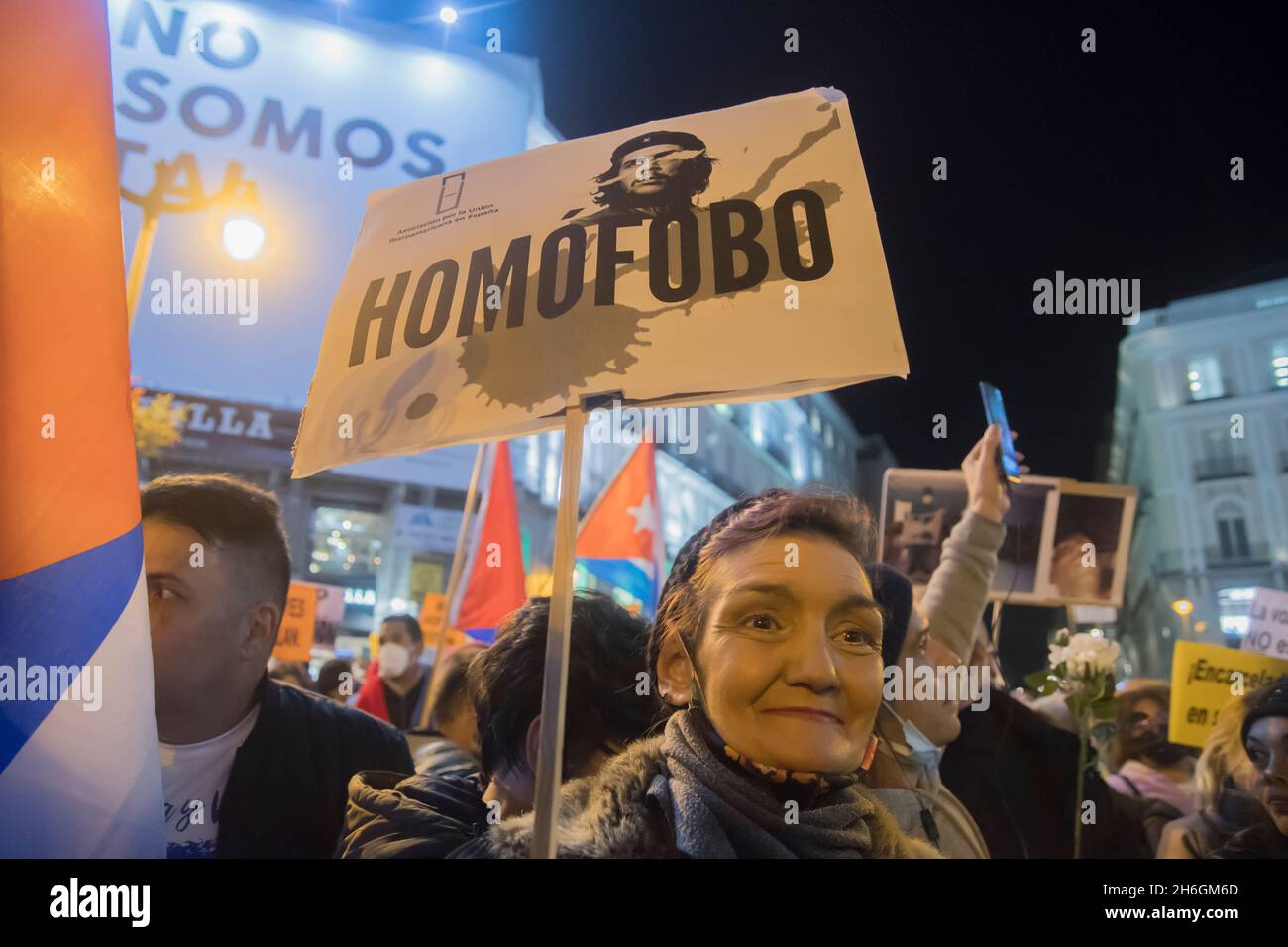 Hunderte von Menschen versammelten sich diesen Montag in der zentralen und bekannten Puerta del Sol in Madrid gegen die "Dictatorship" in Kuba, für die "Freiheit" und die Unterstützung der Märsche vom 15. November, die im karibischen Land aufgerufen wurden, politische Veränderungen zu fordern. „Unser Hauptziel ist es, sichtbar zu machen, dass es in Kuba eine totalitäre Regierung gibt“, sagte Lázaro Mireles von der Plattform Somos +. Weil die kubanischen Behörden "die Menschenrechte von Millionen von Menschen beenden und unterdrücken", sagte er. Die Demonstranten, die von verschiedenen Verbänden gerufen wurden, trugen kubanische Flaggen, riefen „Libertad“ und „Patria“ Stockfoto