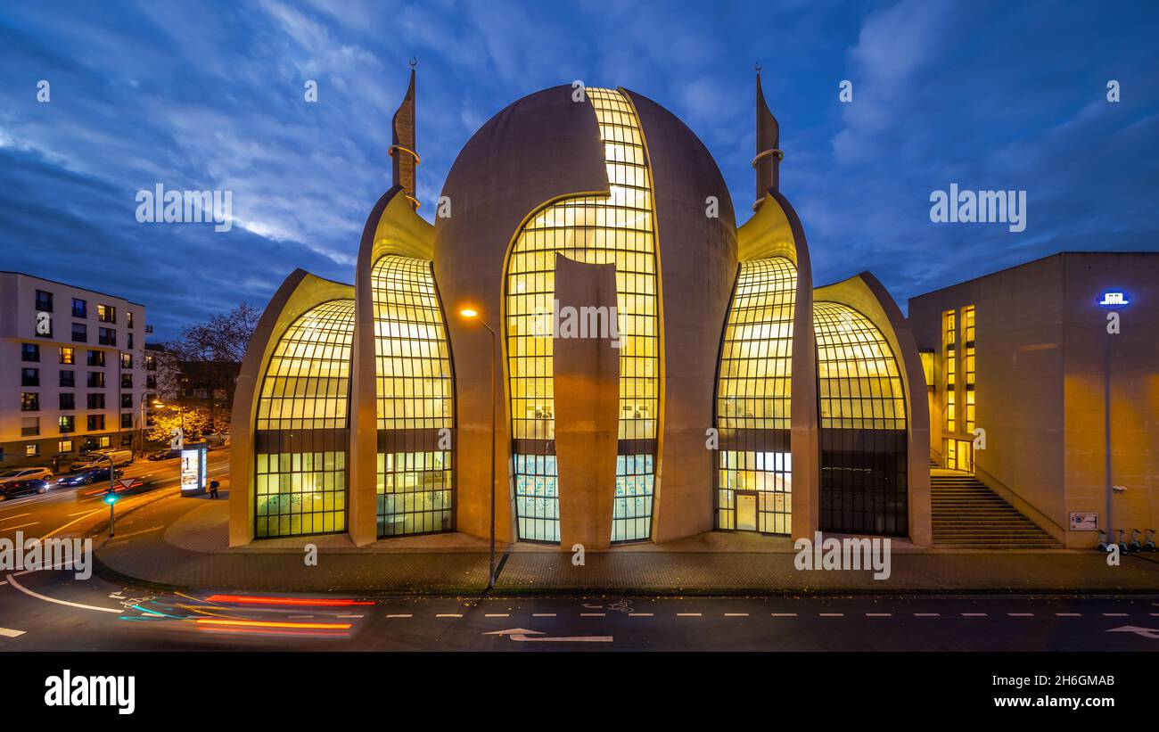 DITIB-Zentralmoschee in Köln-Ehrenfeld bei Nacht Stockfoto