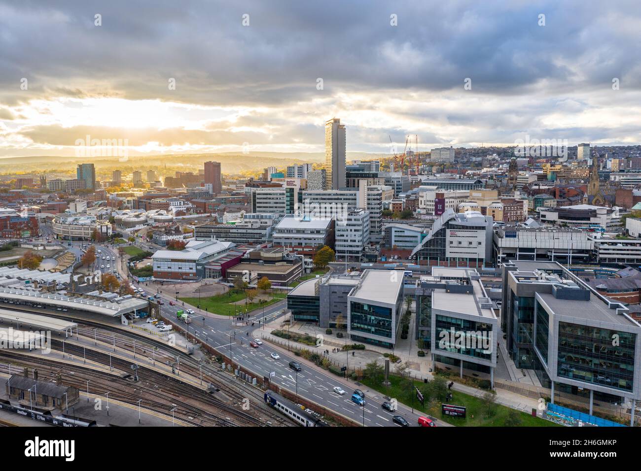 Ein Luftpanorama von Sheffield Stadtzentrum und Bahnhof bei Sonnenuntergang Stockfoto