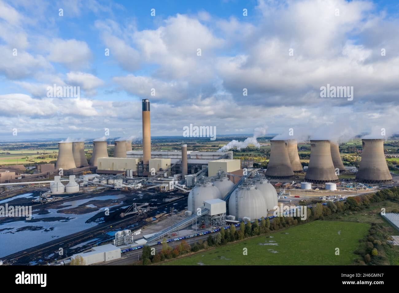 KRAFTWERK DRAX, YORKSHIRE, GROSSBRITANNIEN - 4. NOVEMBER 2021. Eine Panoramasicht auf das Kraftwerk Drax mit Lagertanks für Biomasse und Kohlenstoffabscheidung Stockfoto