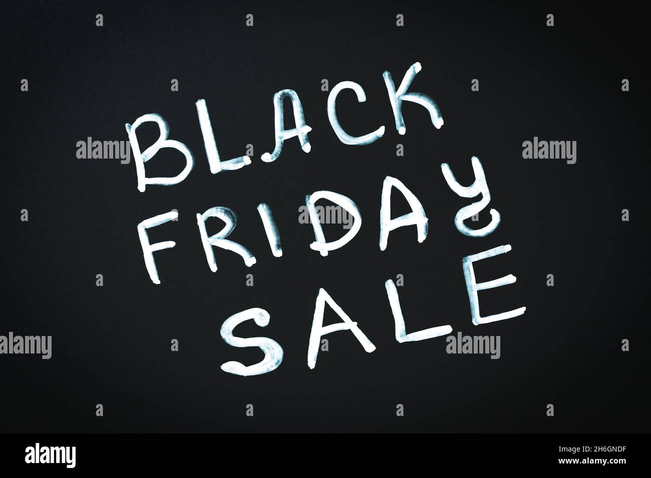 Angebot „Black Friday“. Text auf schwarzem Hintergrund geschrieben Stockfoto