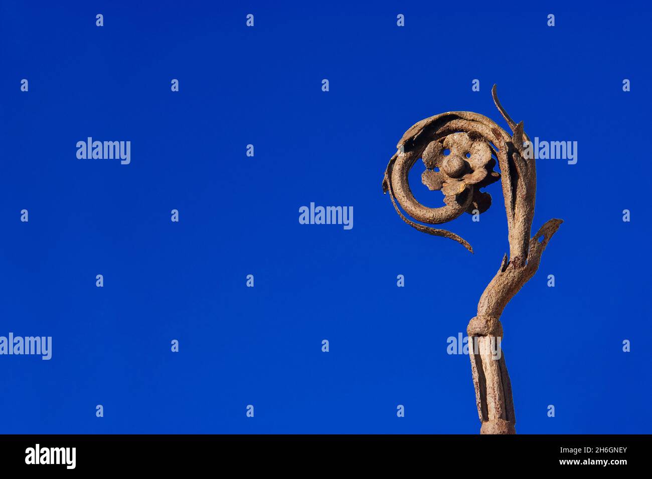 Christliche religiöse Ausrüstung. Crosier- oder Pastoralstab (mit Kopierbereich) Stockfoto