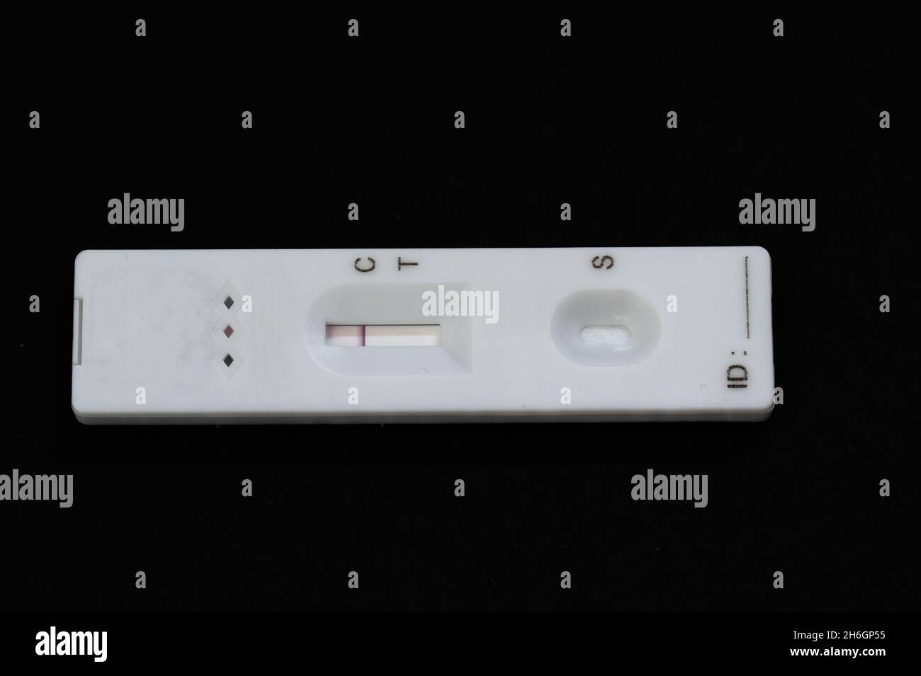 Ein Covid-19 Rapid Lateral Flow Test mit negativem Ergebnis (Antigentest) Stockfoto