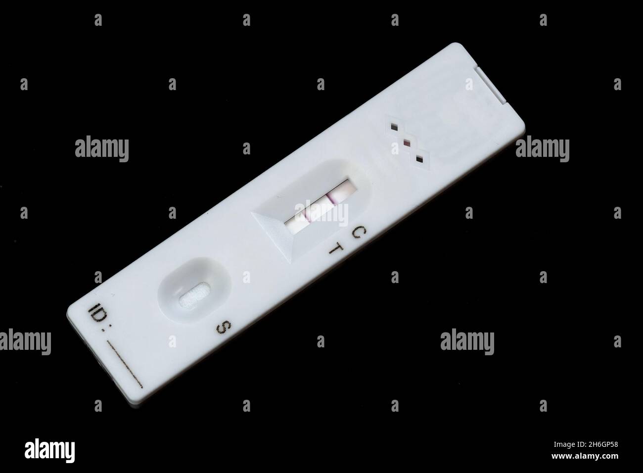 Ein Covid-19 Rapid Lateral Flow Test mit positivem Ergebnis (Antigentest) Stockfoto