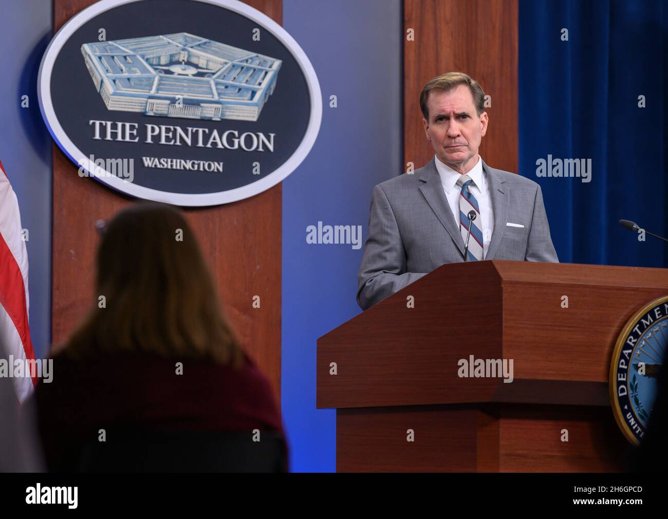 Arlington, Vereinigte Staaten Von Amerika. November 2021. Arlington, Vereinigte Staaten von Amerika. 15. November 2021. Pentagon-Pressesekretär John Kirby spricht bei einer Pressekonferenz im Pentagon am 15. November 2021 in Arlington, Virginia. Kirby sagte, dass Defense sec. Austin hat noch nicht mit dem Gouverneur von Oklahoma gesprochen. Kevin Stitt über die Weigerung der staatlichen Nationalgarde, dem COVID-19-Impfmandat zu folgen. Kredit: SSGT. Brittany Chase/DOD/Alamy Live News Stockfoto