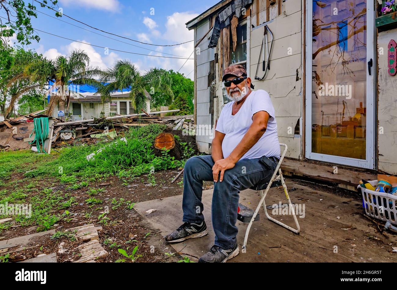 Joe Guerra sitzt vor seinem Sturm - beschädigte Haus als Er wartet auf seine Tochter nach dem Hurrikan Harvey, der 4. Oktober 2017, in Refugio, Texas. Stockfoto