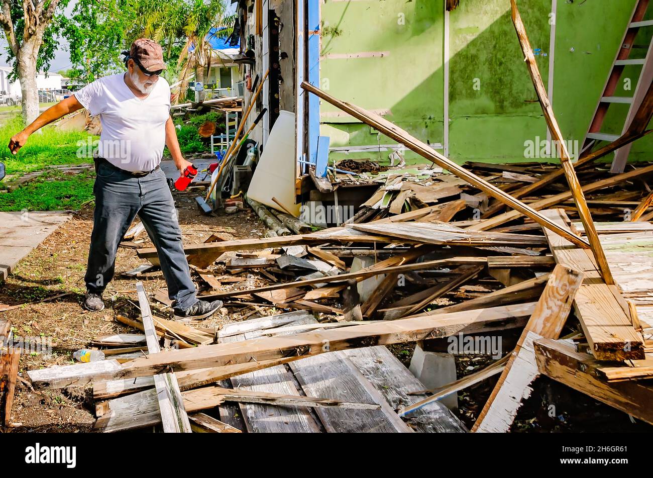 Joe Guerra geht am 4. Oktober 2017 in Refugio, Texas, durch die Trümmer seines vom Sturm beschädigten Hauses. Refugio wurde vom Hurrian Harvey hart getroffen. Stockfoto
