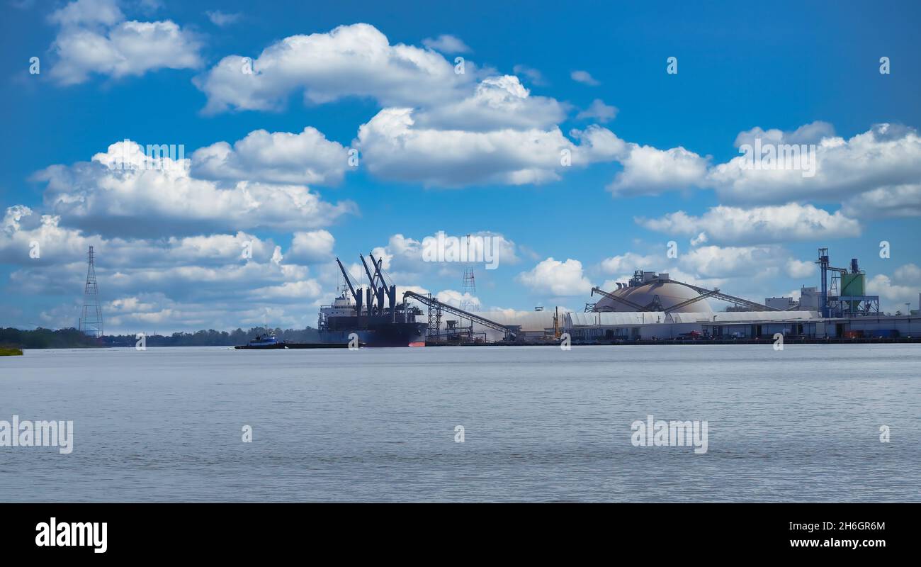 Industrie auf dem Fluss Stockfoto