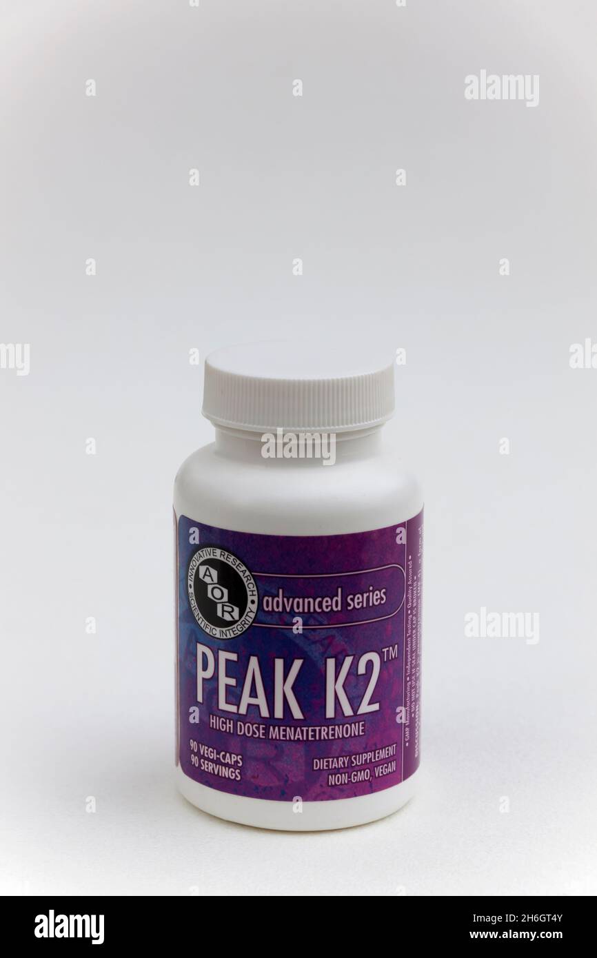 Peak K2 (MK-4) hochdosierte Menatetrenon-Kapseln. Es ist eine Form von Vitamin K2, das im Körper aus Phyllochinon (VIT K1) hergestellt wird. Betrifft Knochen, Herz und Gehirn. Stockfoto