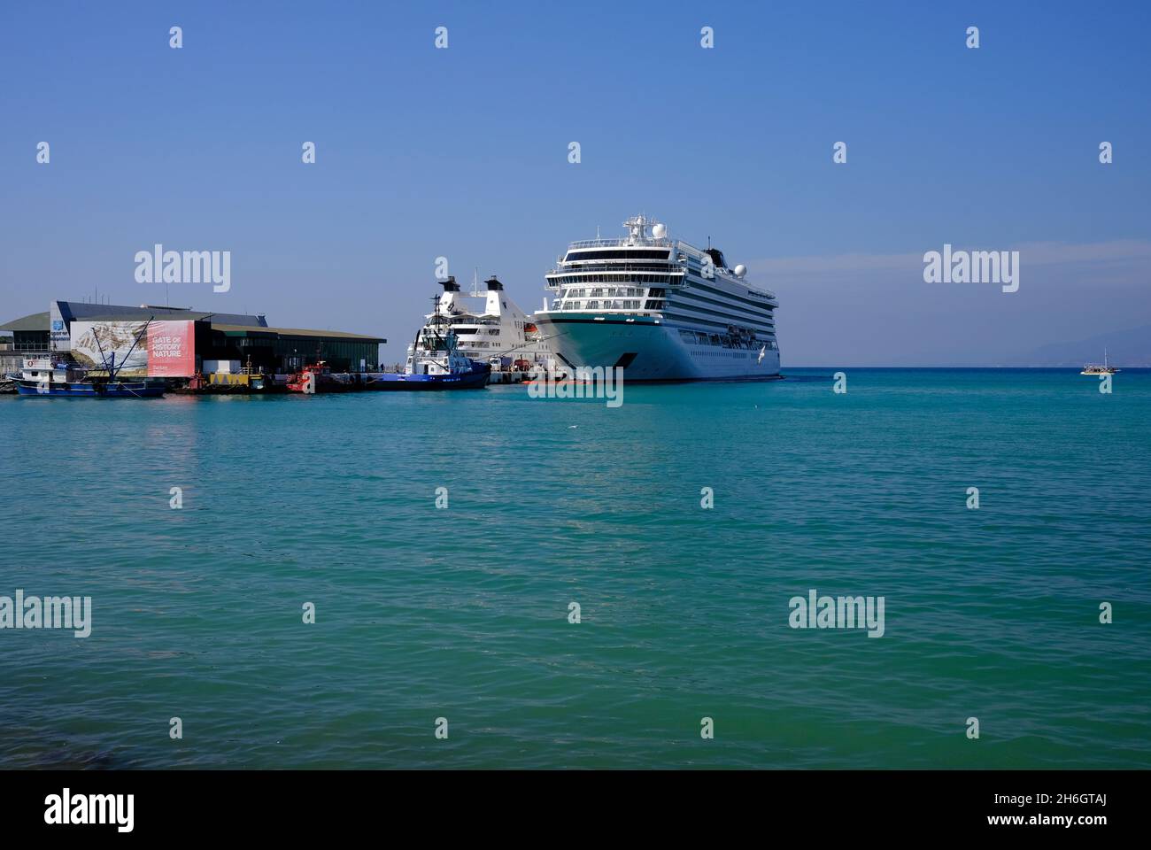 Blick auf das Viking Sky Cruise Ship im Hafen in Kusadasi, Türkei Stockfoto